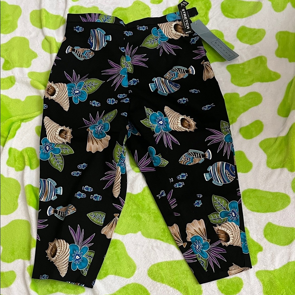 Briggs New York Black Floral Capri Pants